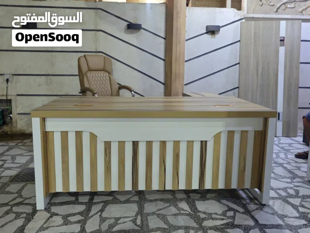 ميز عددمع ملحقاتهن 2 وكراسي وياهن كلش نظيفات نظافة 95% الطول 180 والعرض90 للبيع مكاني بغداد الحسينيه