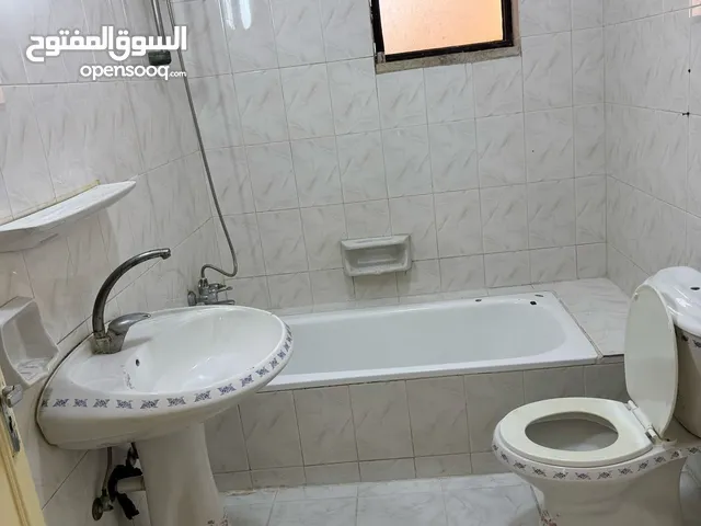 شقه للايجار مكونه من غرفتين وصاله ومطبخ كبير و حمام