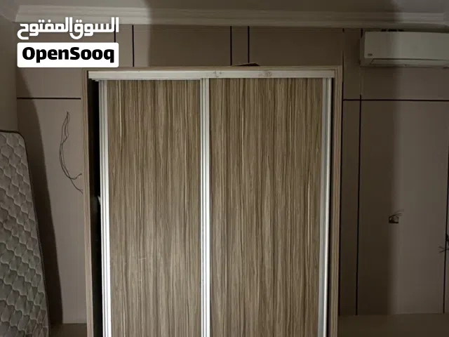 خزانة للبيع الإزتفاع 210 و العرض 137