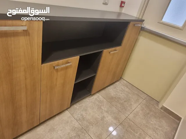 طقم كنب وعلاقات ملابس وخزانات للملابس والتحف للبيع