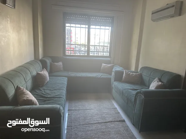 كورنر 7مقاعد شبه جديد للبيع لون زيتي وبيج