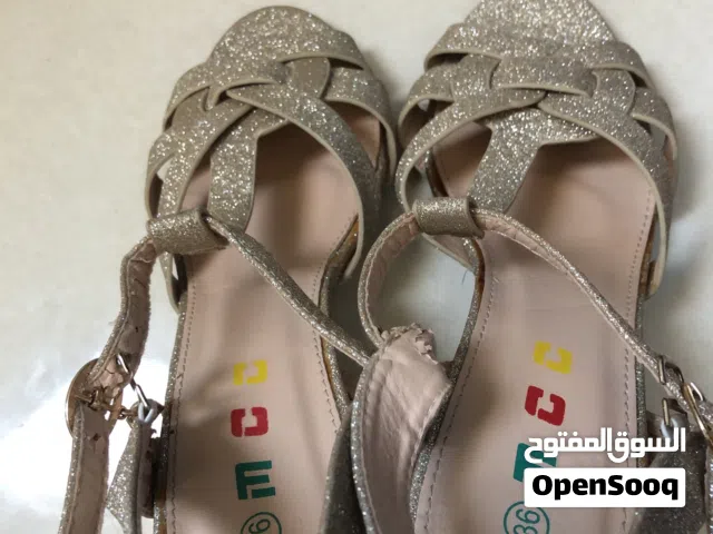 حذاء ذهبي فاخر لونه جميل جدا