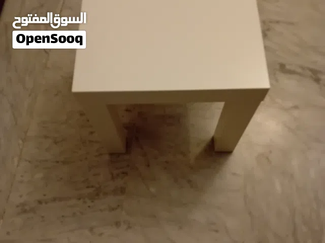 الطاوله من ايكيا الاسم لاك وتاتي بمقاس 55 سم هناك مجال بالسعر