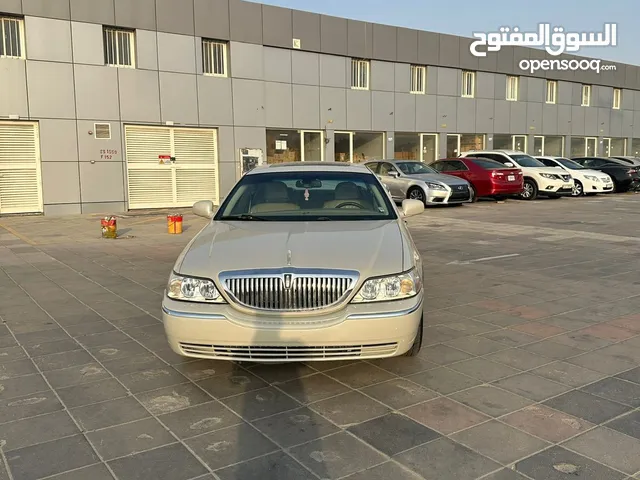 Used Lincoln Town Car in Um Al Quwain