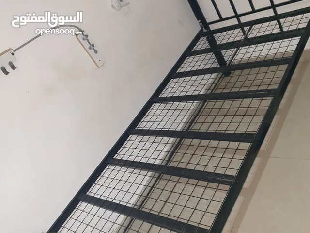 سرير حديد فردي مستعمل للبيع بحاله جيده جدا السعر 6 دينارUsed single iron bed for sale, in good cond