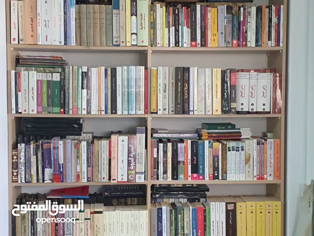 1000 كتاب تقريبا- ومكتبة تكاد تكون متكاملة في شتى أصناف المعرفة والعلوم...