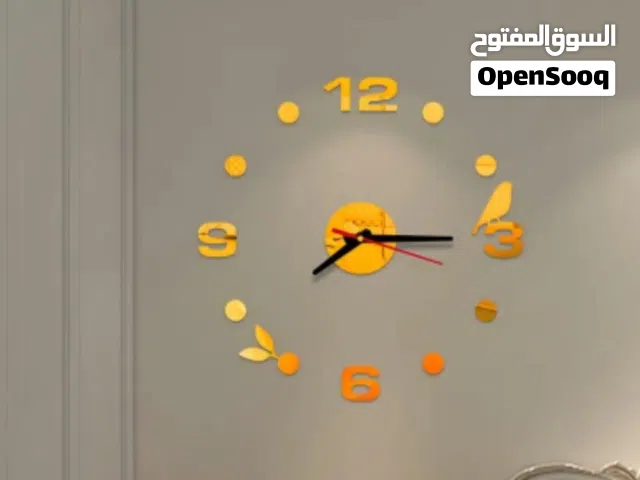 ساعه حديثه وجميله تتلصق علي الحائط