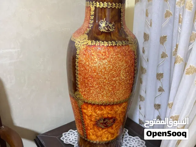 ڤازات مزخرفة متوسطة الحجم فخمة وثقيلة عدد 2 نفس الشكل