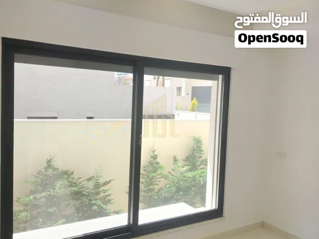 بالقرب من السفارة الامريكيه شقه شبه أرضي 125م في أجمل مناطق عبدون /ref 1361