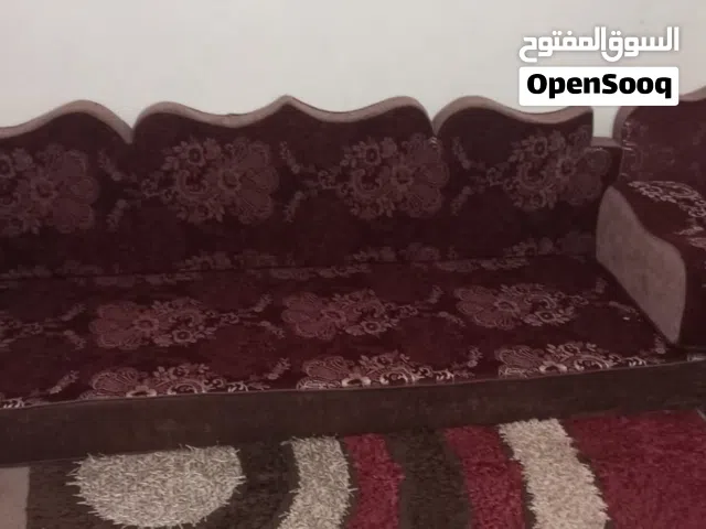 مجلس ارضي لون خمري خمس فرشات 6 مساند مع برداية مجلس استخدام بسيط التصوير ضالهم