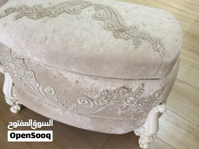 طقم صندوق تخزين و كرسي صغير لون ابيضّ لا يوجد بهم كسر او خدش أبدا للبيع سعر الواحد 6 ريال