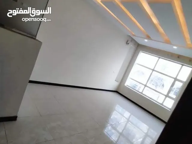للايجار شقه في الحي السياس قريبه لافلافل المعلم الشقه 4غرف واسعات و3حمامات وصاله جنبيه وبلكونه