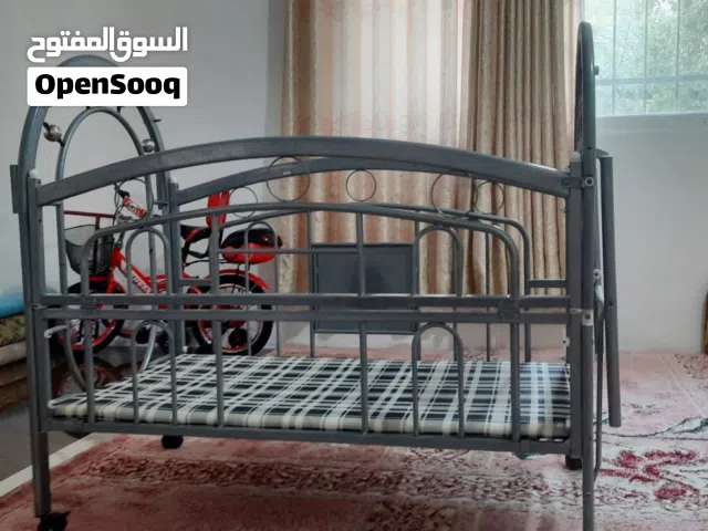 تخت بيبي مستعمل مع فرشه للبيع