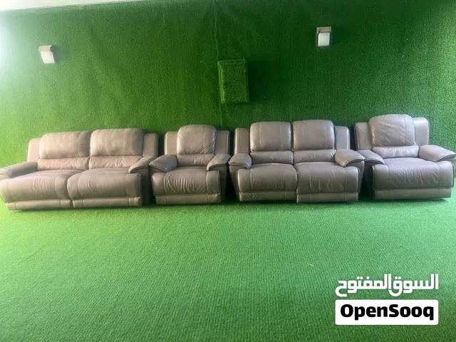 طقم كنب ركلاينر وطاولة سفره وطاولة وسط للبيع