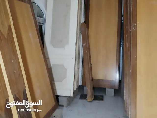 عندي ابواب خشبية سنديان كبير وصغير الابواب شبةة جديد موجودة في عدن