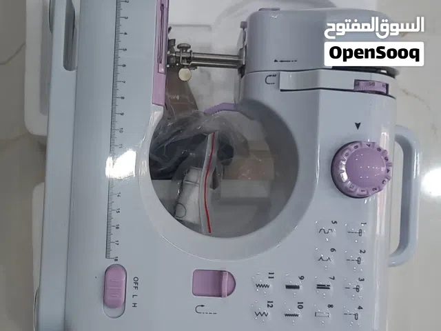 للبيع مكينة خياطة صغيره وعملية وفيها تطريز اشكال