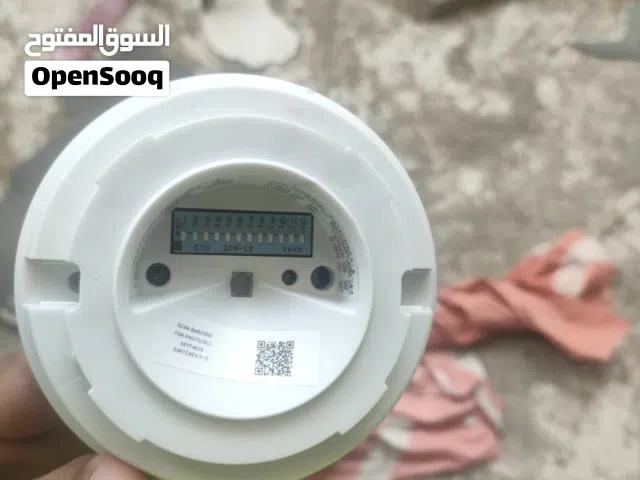 هذا الجهاز هو مستشعر حركة للإضاءة من نوع Hubbell Lighting Wasp. [1, 2]  يستخدم للتحكم في تشغيل وإيقا