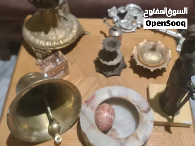 مجموعة من النحاسيات ، جرس وبرواز نحاس سورة الضحى وبرواز نحاس تعليق واغراض اخرى