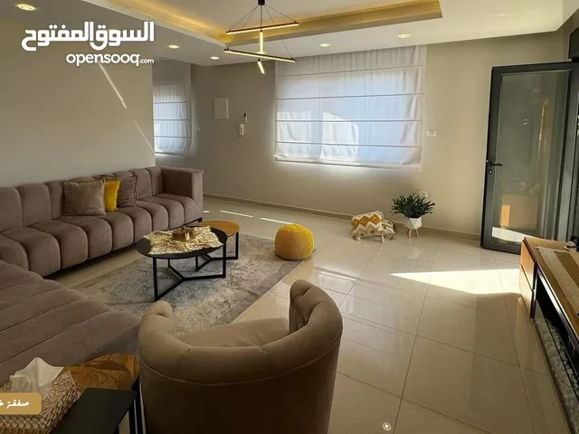 شقة طابقية مميزة بتشطيب شخصي جاهزة للسكن مع اطلالة من 4 جهات لا يمكن التسكير عليها