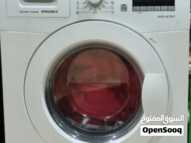 هذه غسالة ملابس من ماركة بومباني (Bompani).