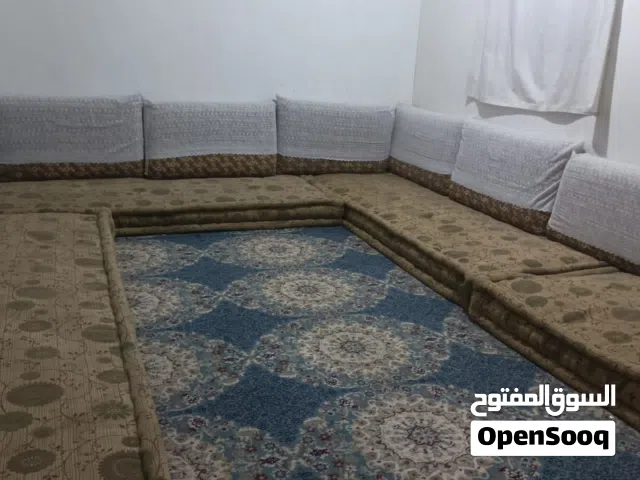 خمس جلسات سعودي شبه جديد الطول مترين لكل جلسة تعبيه مليان مع 15 مسند ظهر مع الألبسة أغطية خاصة بال