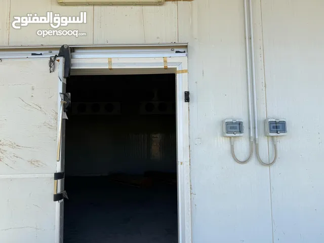 ارض هكتارين للبيع شامل 10ثلاجات تجميد وتبريد ( جديدة ) و2هناقر كبيرة + استراحه