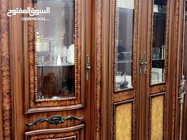 للبيع دولاب بوفيه كلاسيكي كبير وخشب راقي مع اضاءه داخلية
