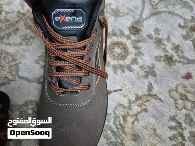 حذاء سفتى ايطالى الصنع جديد لم يستعمل مقاس 43