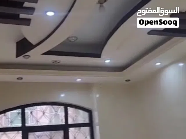 شقة مستقله دور اول لها مدخلين ومجلس وحمام منفصل مع حوش سيارة وشقة لوكس نظيفه جداً