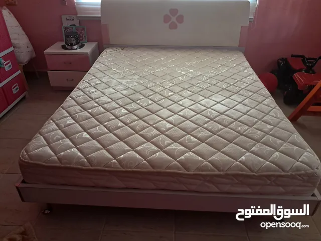 تخت للبيع مع فرشة زمبركية