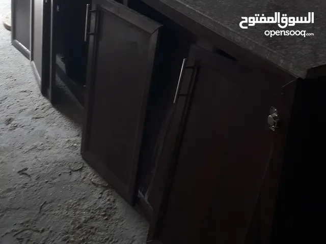 مطبخ المنيوم مع جرانيت شلتي ومجلى حوضين غاطس وبطارية