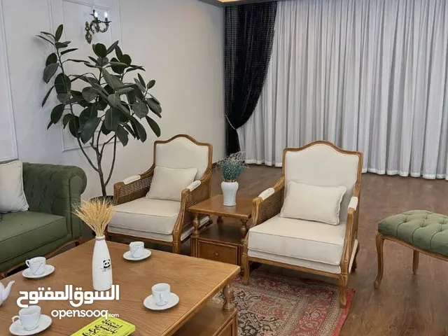 أثاث بتصميم كلاسيكي من خشب الصنوبر