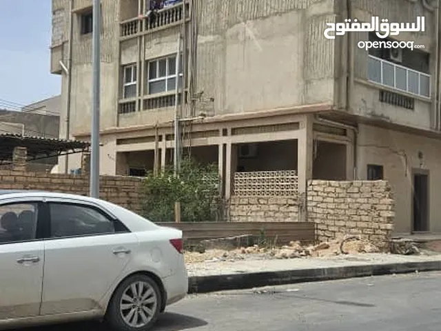 منزل للبيع متكون من ثلاته طوابق بسعر ممتاز المكان طرابلس منطقة 11 يوليو بالقرب من مقبرة بوعايشة .