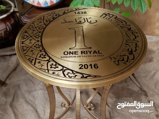 طاولة نحاس أنتيك  صناعة يدوية مزينة بقرص نحاس خالص بشعار الريال السعودي فئة1ريال