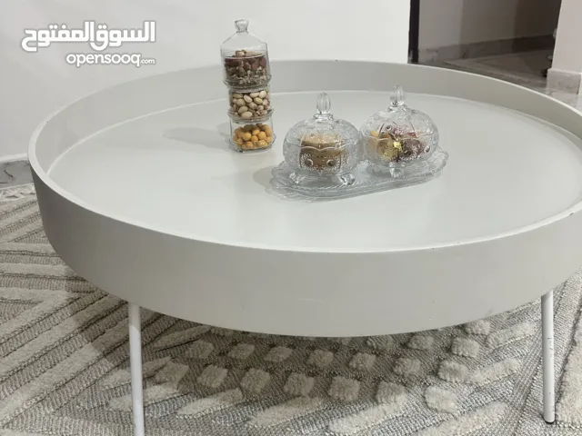 طاوله دائريه حالتها كالجديده شيك جدا وقيمه تنفع  لليفنج روم