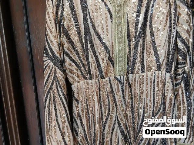 فستان او قفطان اي منهما ثقيل فخم بحاله الجديد