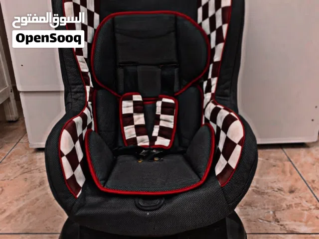 كرسي سيارة للأطفال شبه جديد