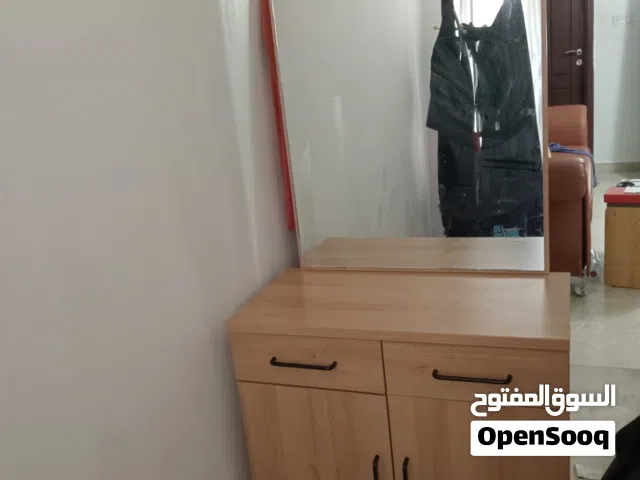 تسريحه و طاوله جانبيه و كرسي صغير  dressing table