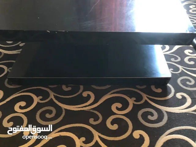 طاولة لون اسود متحركة للبيع