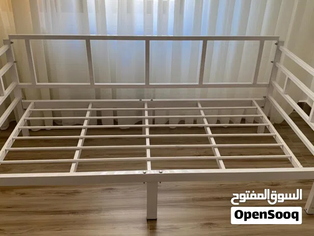 سرير حديد ثقيل شبه جديد مفرد