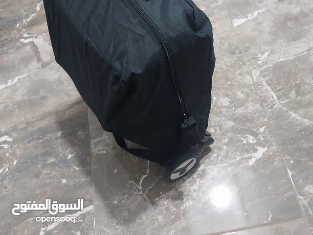 عرباية أطفال ماركه شبه جديده استعمال بسيط مع شنته خاصه للسفر ..كرسي أطفال تقيل صينيه متحركه للتنضيف