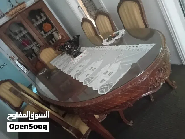 طاوله مع كراسيها مع الخزانه تفصيل خشب ثقيل واصلي جدا للبيع كامل ب 160