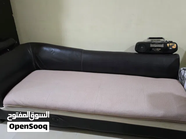 كنبة جلد ممتاز بني غامق والفرش لون ييج