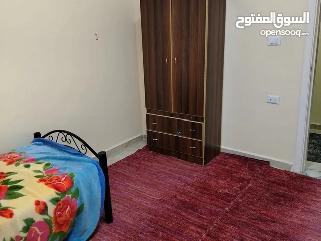 شقة مفروشة و متكاملة  للإيجار  طابق اول  ثلاث غرف وحمام وبلكونه عدد2 للطلاب الطب والشركات والموظفين