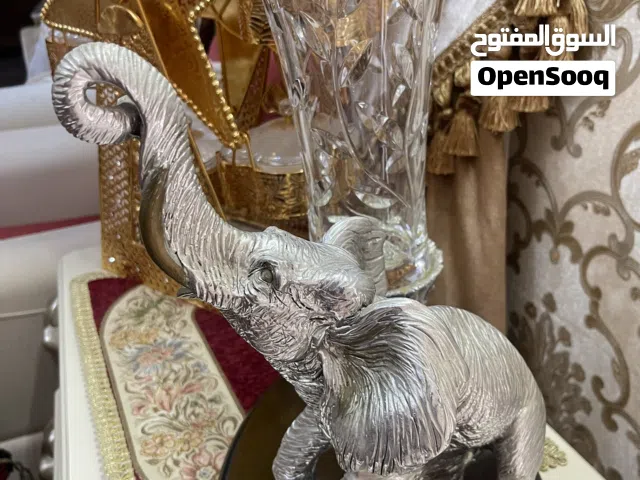 Beutyfull elephant wood coated with silver with crestal vase on wood stand