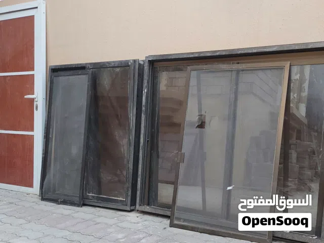 باب فولاذي صيني واحد +نوافذ ألمنيوم 2 + حاجز من الألمنيوم فردتين ، جميعها مستعملة حسب الصور