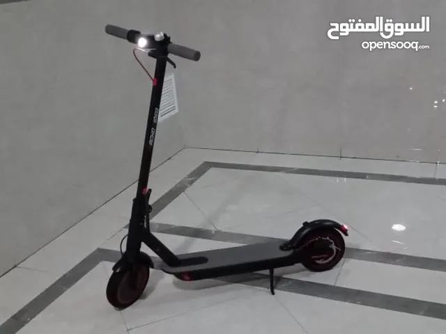 سكوتر كهربائي قابل للطي . تصل سرعتة القصوى 50 كيلومتر قي الساعة.
