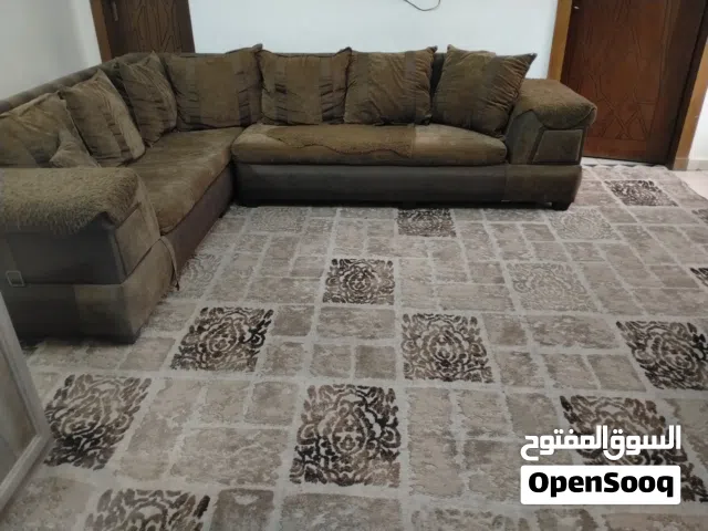 طقم كنب مع ثريا مع سجاده بحاله جيده