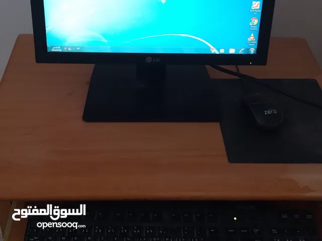 كمبيوتر مع الطاولة