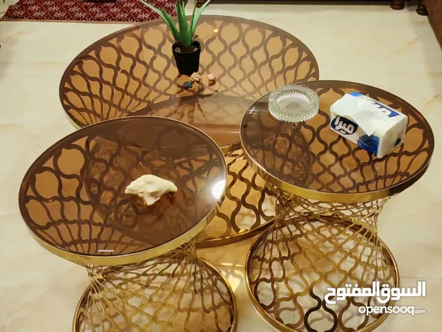 طقم طاولات معدن ستانلس ذهبي اللون للبيع